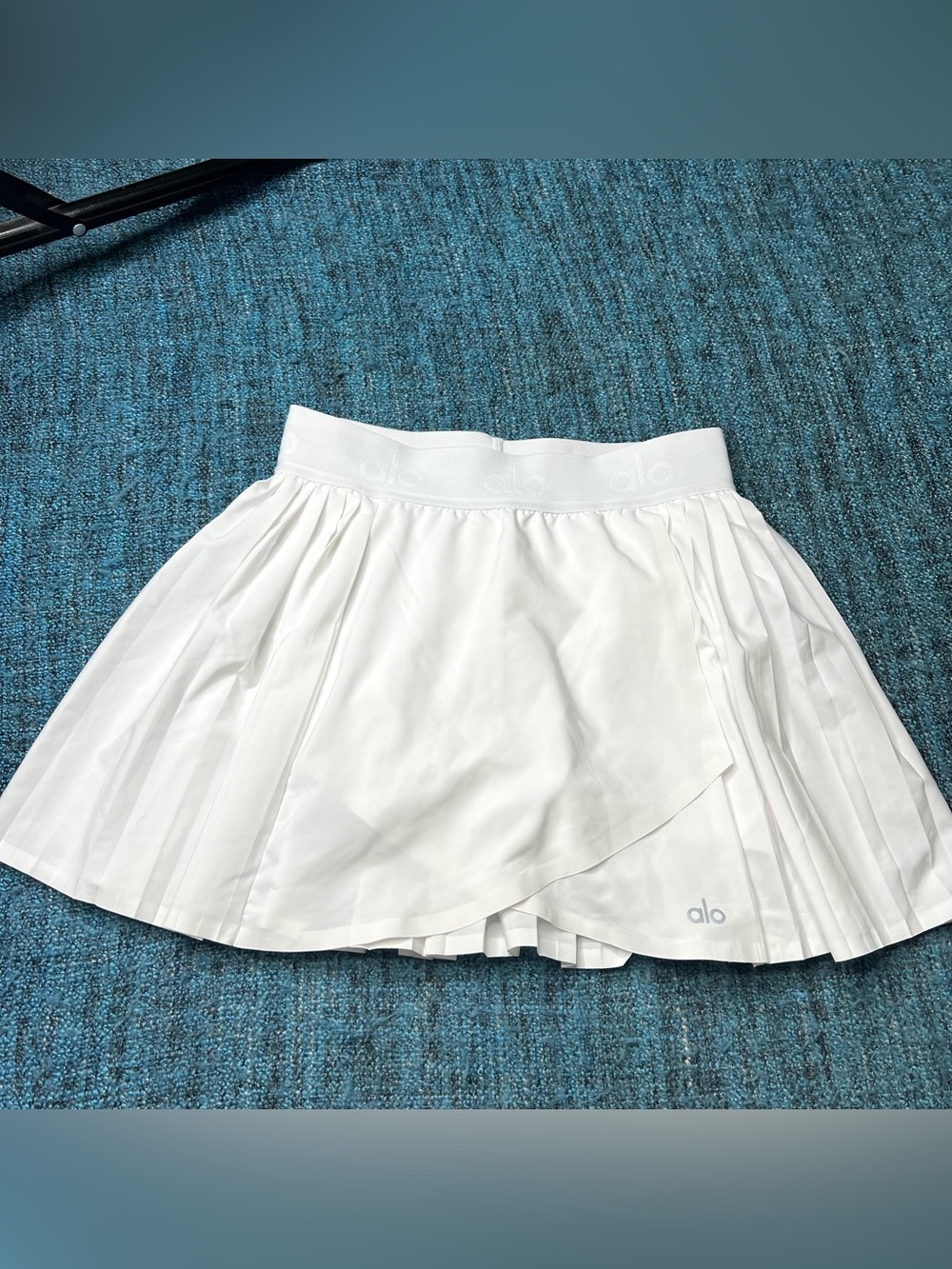 Alo Yoga Aces Tennis Skirt in White Women's XS/Small Pickleball Pleated Skort